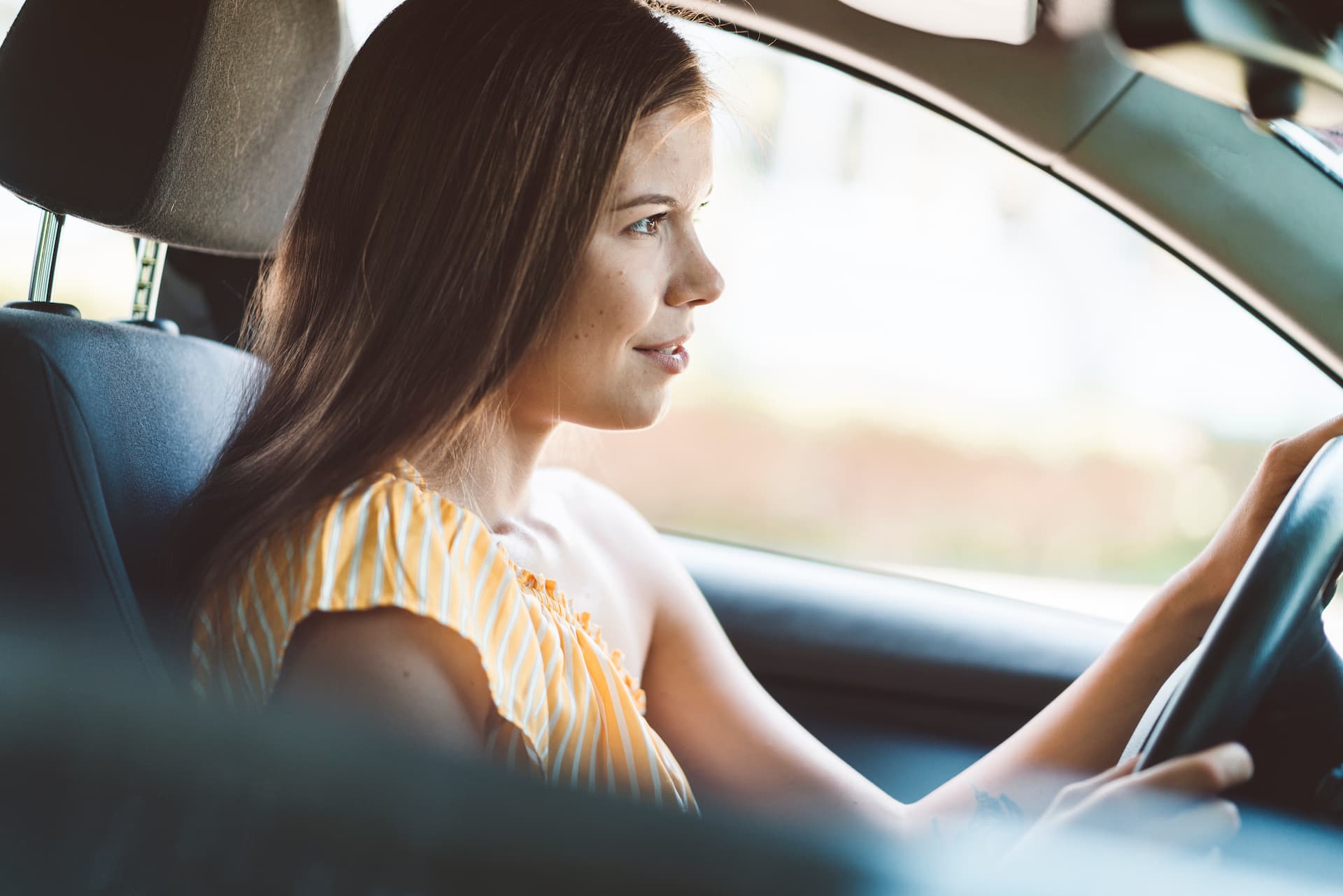 Jeune femme qui conduit une voiture