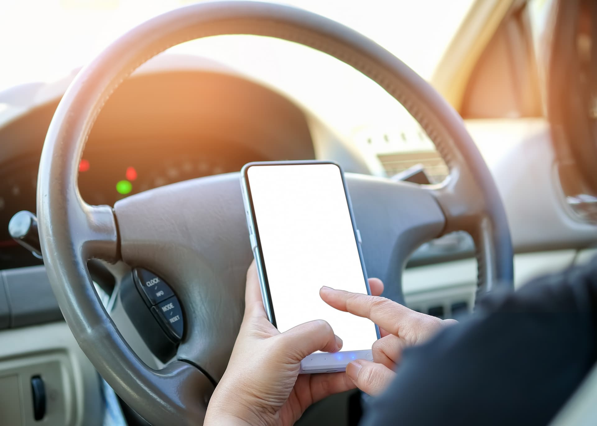 Conducteur utilisant son téléphone au volant