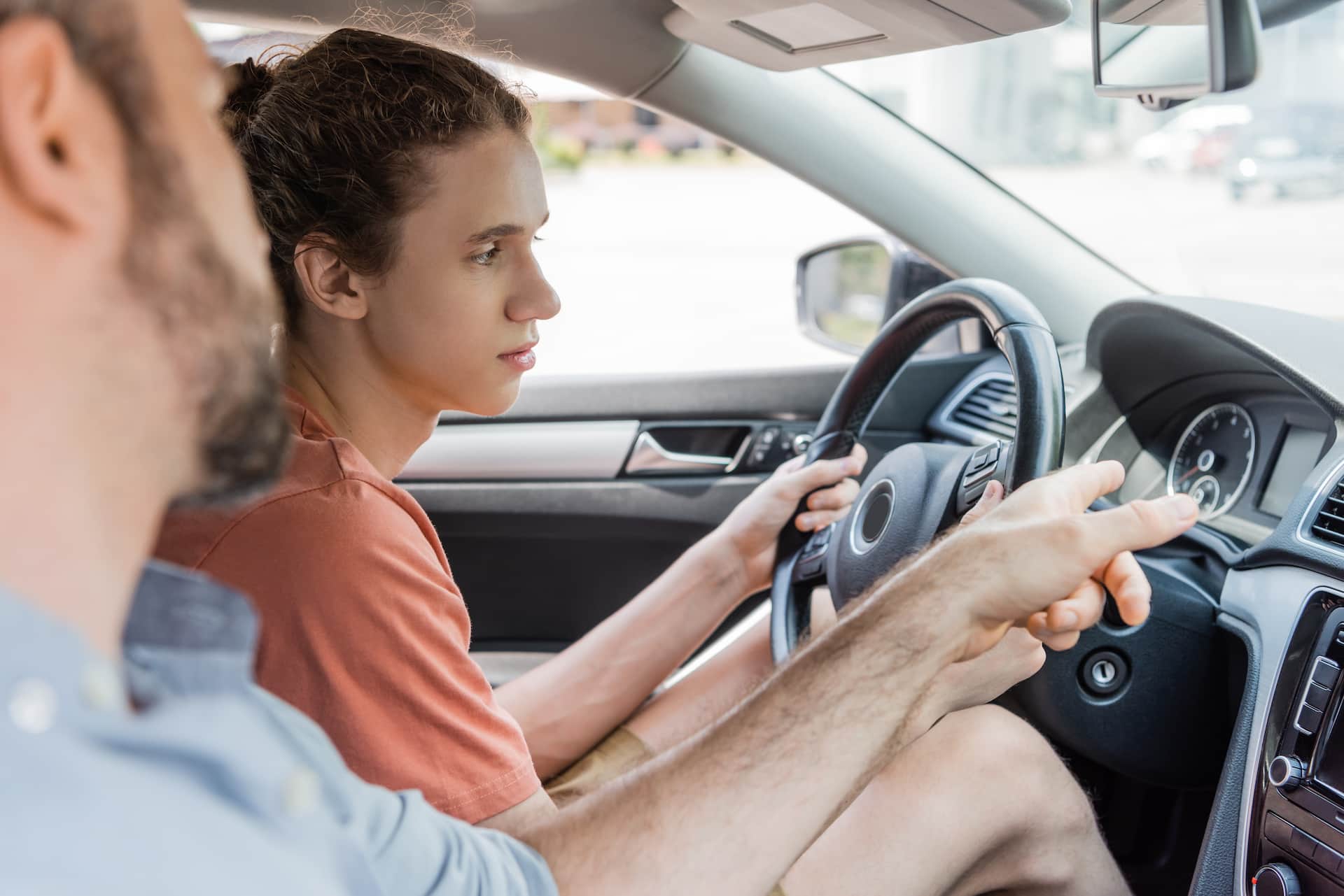 Jeune homme au volant de sa voiture
