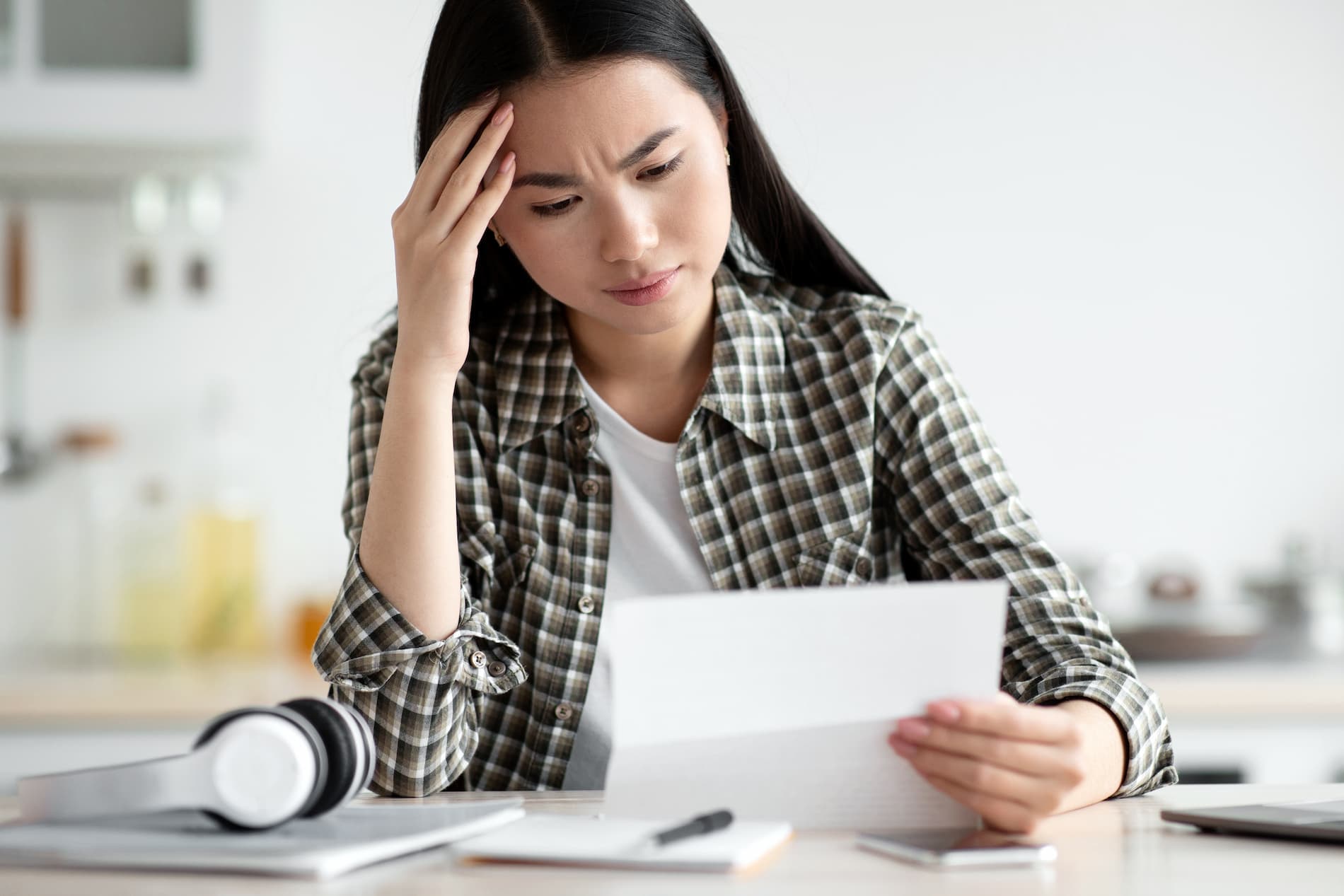 Femme qui lit sa notification de suspension du permis