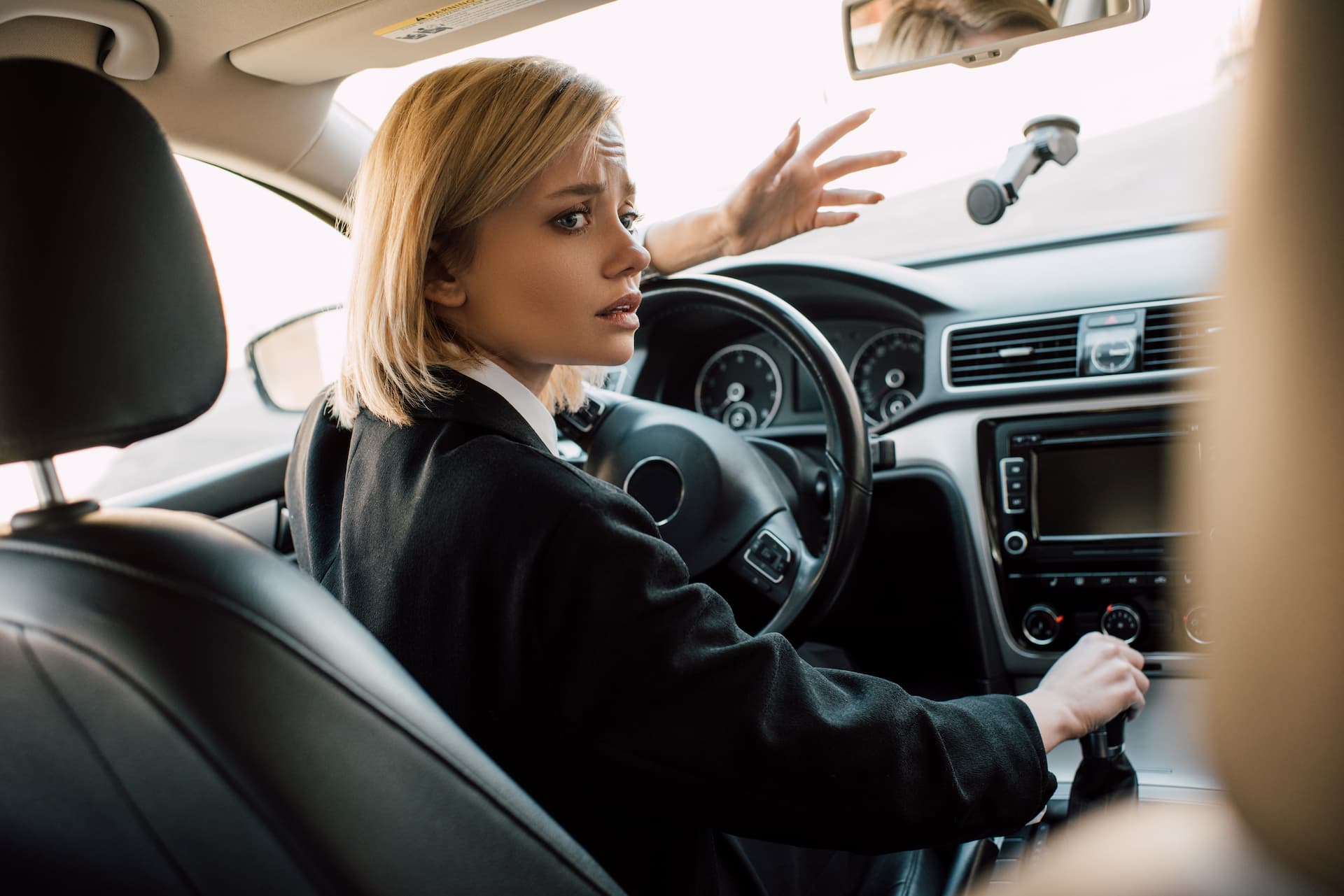 Femme au volant inquiète