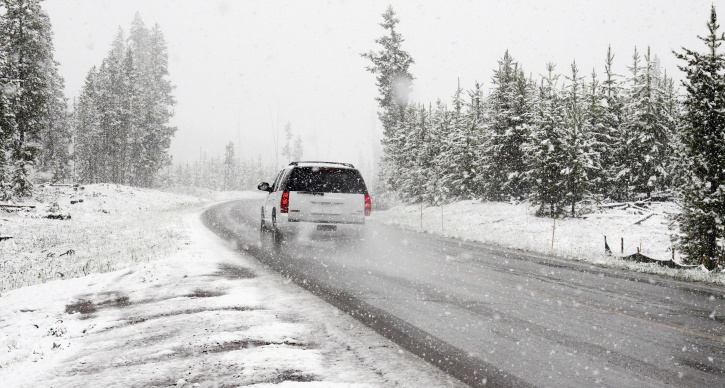 Voiture sur la route en hiver